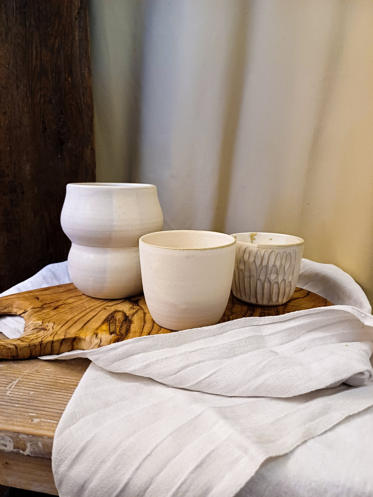 GRACE - cremefarbene, zarte Glasur auf unterschiedlichen Tonen