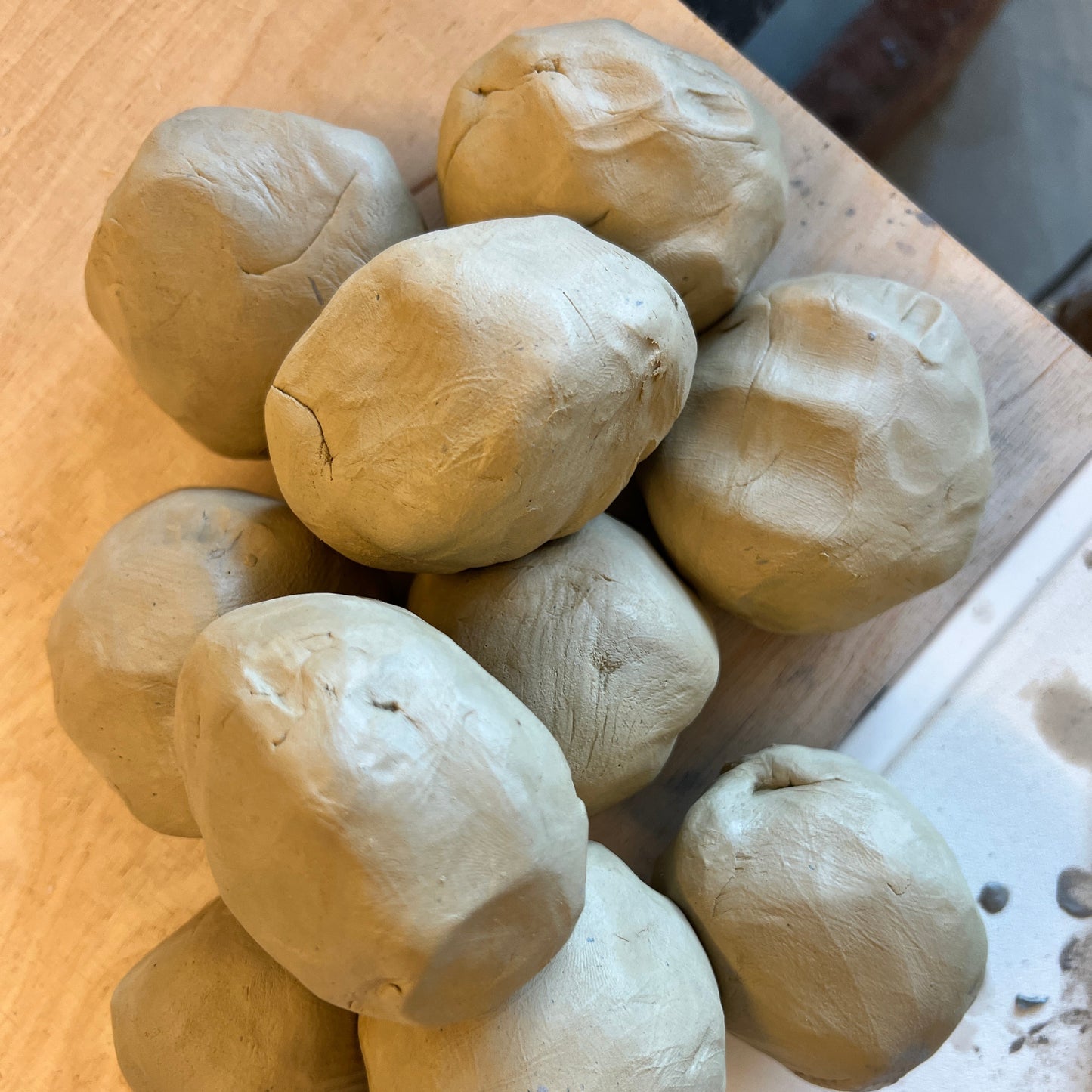 Töpferkurs in Aufbautechnik Thema: Schmuckschalen, Ringhalter und Perlen am 11.01.2026 von 16 - 18.30 Uhr