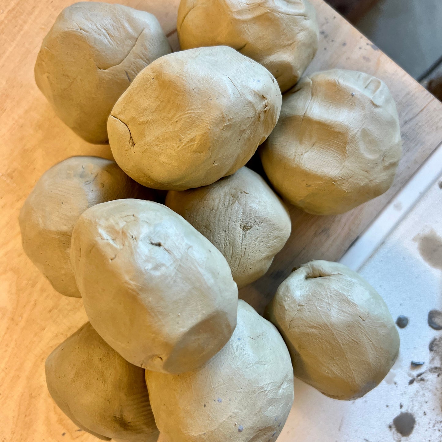 Kinder-Komplett-Kurs: Drehen an der Scheibe, abdrehen und glasieren ab 10 Jahren, 20./21.02. 2026, 15 - 17 Uhr