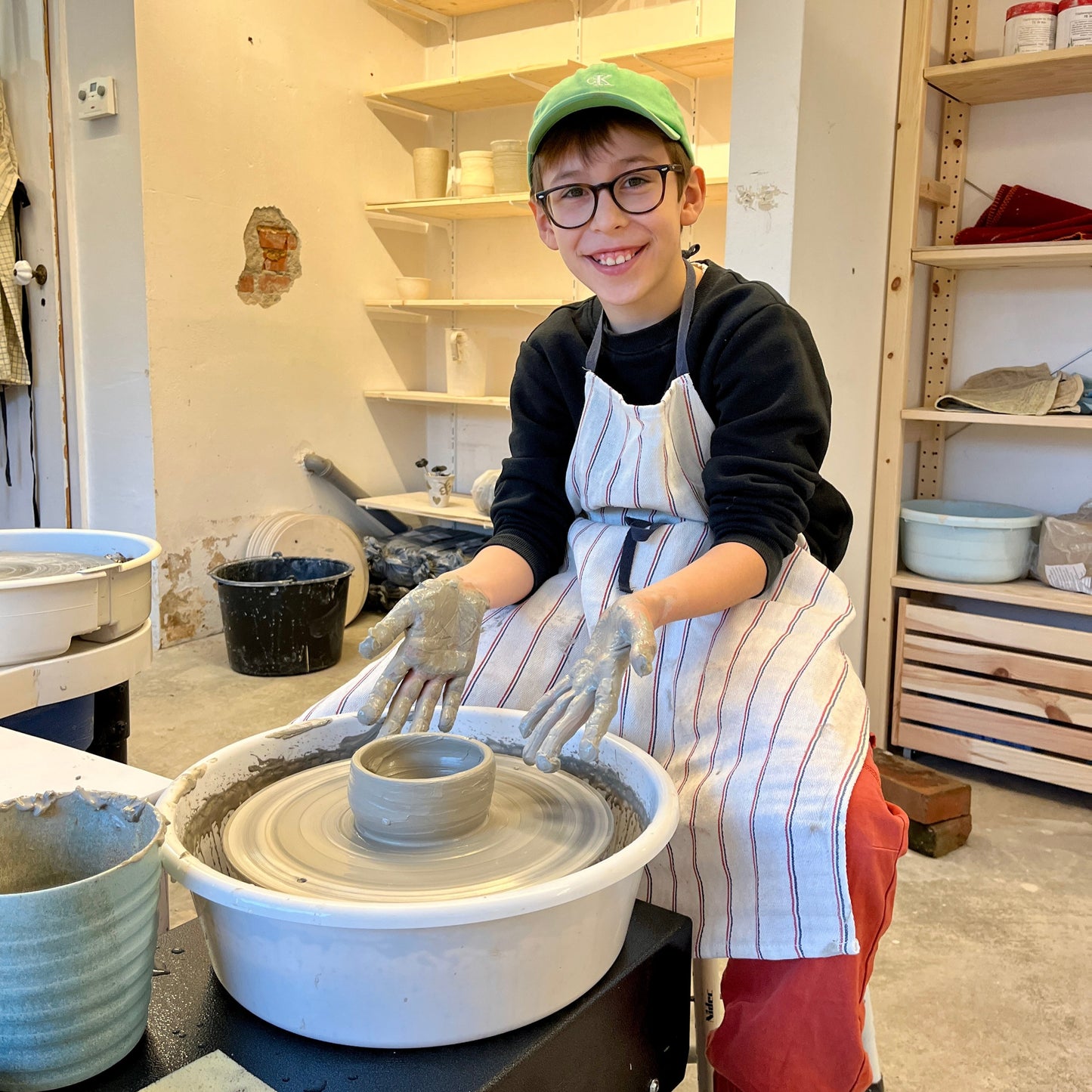 Kinder-Komplett-Kurs: Drehen an der Scheibe, abdrehen und glasieren ab 10 Jahren, 20./21.02. 2026, 15 - 17 Uhr