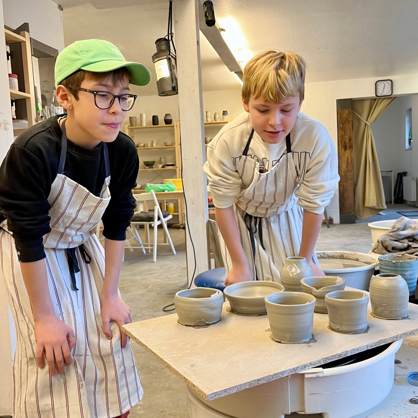 Kinder-Komplett-Kurs: Drehen an der Scheibe, abdrehen und glasieren ab 10 Jahren, 20./21.02. 2026, 15 - 17 Uhr