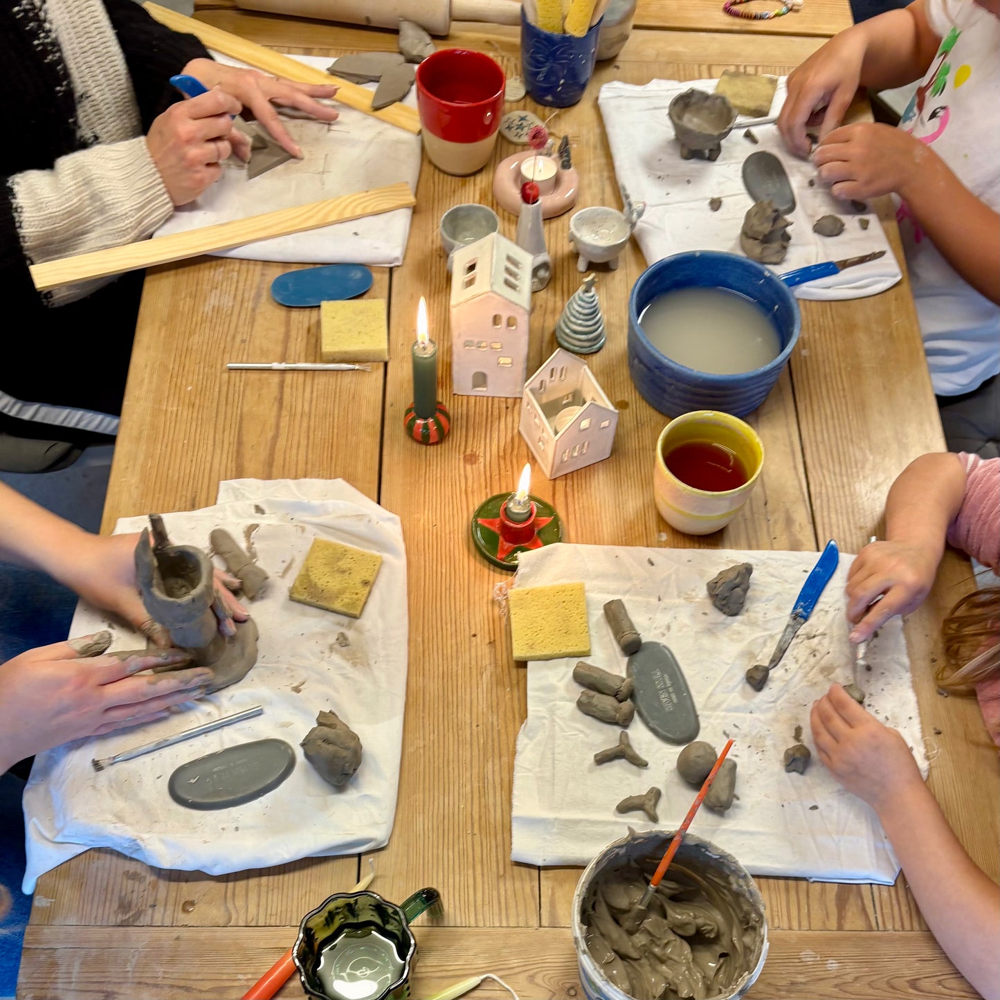 Eltern-Kind Ferienwerkstatt mit Ton für Kinder ab 6 Jahren: So, 28.12.25 von 15.00 - 17.00 Uhr