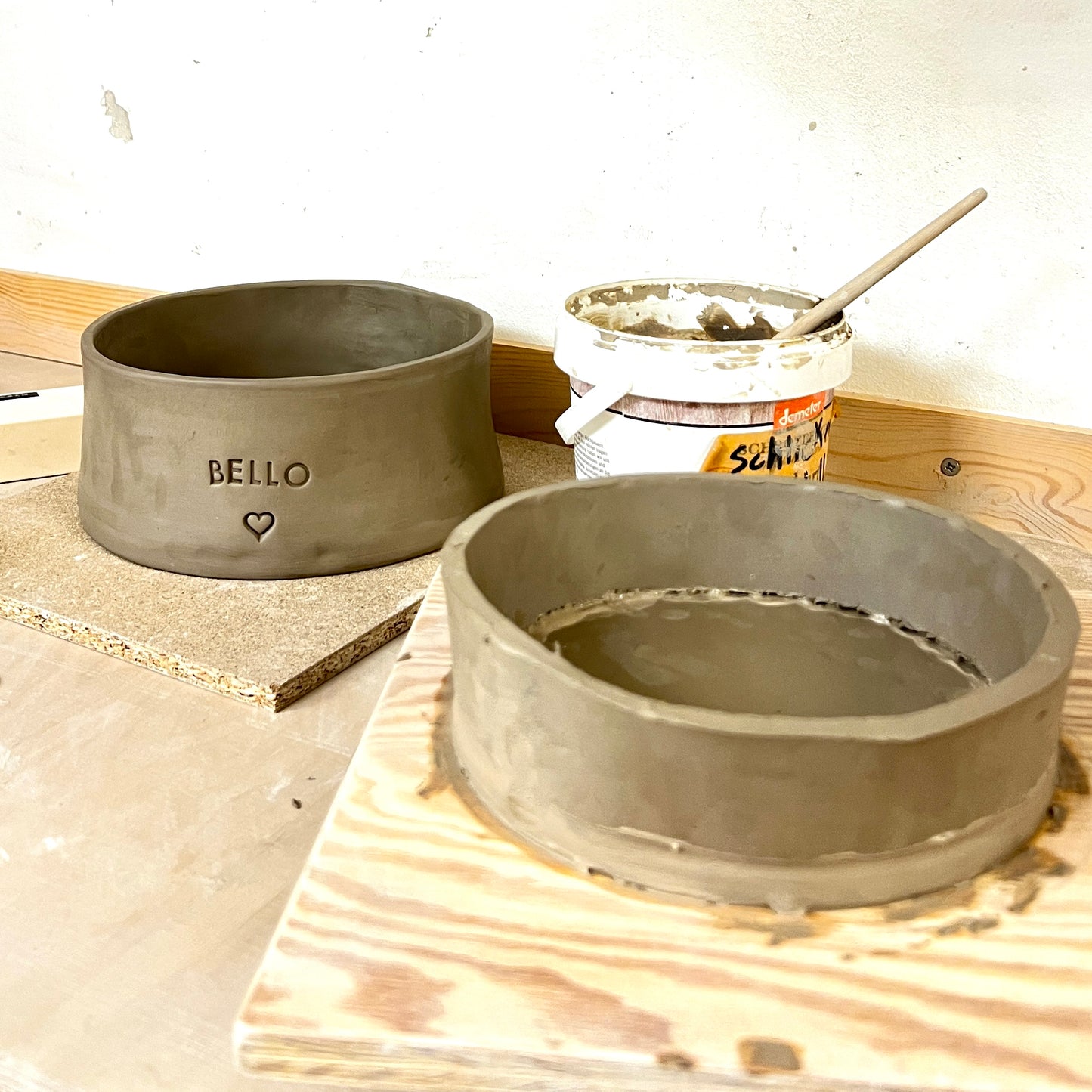 Töpferkurs in Aufbautechnik Thema: Futternapf-Set am 01.02.2026 von 16 - 18.30 Uhr